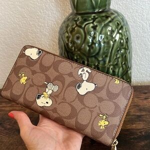 Coach x peanut snoopy large zip wallet
